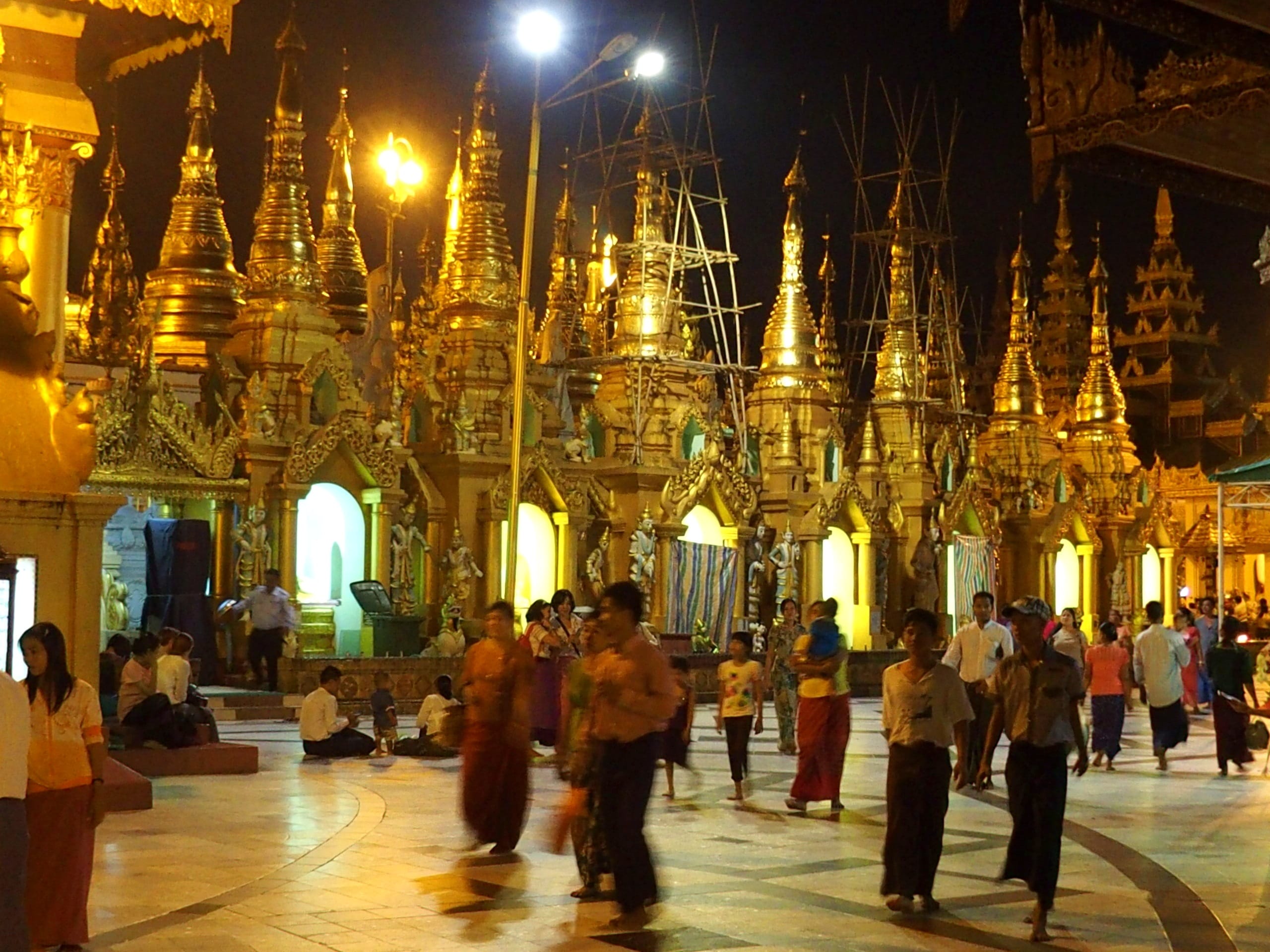 Fidèles sur parvis Shwegadon Yangoon Myanmar.