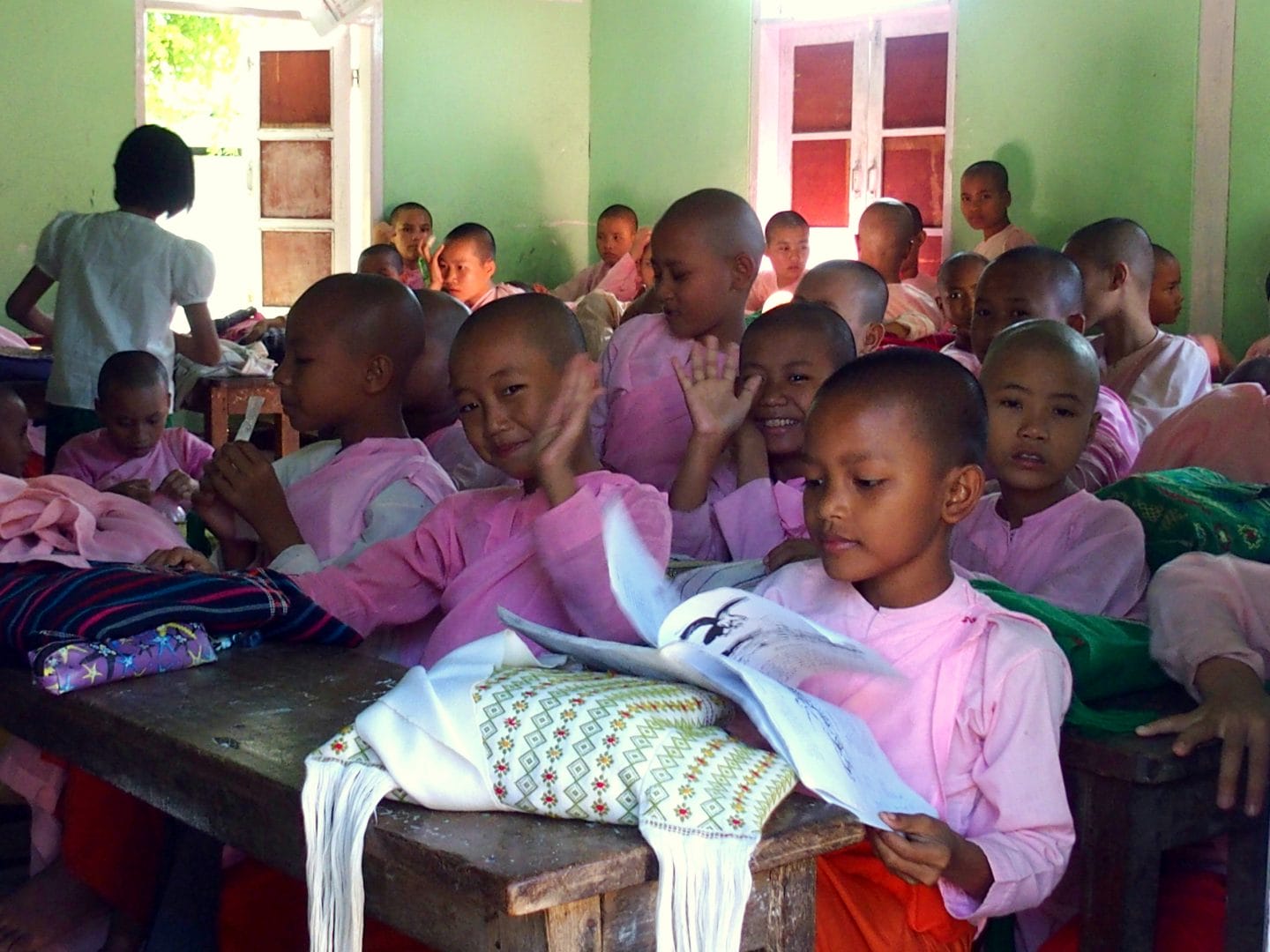 Hello petites nonnes Mandalay Birmanie